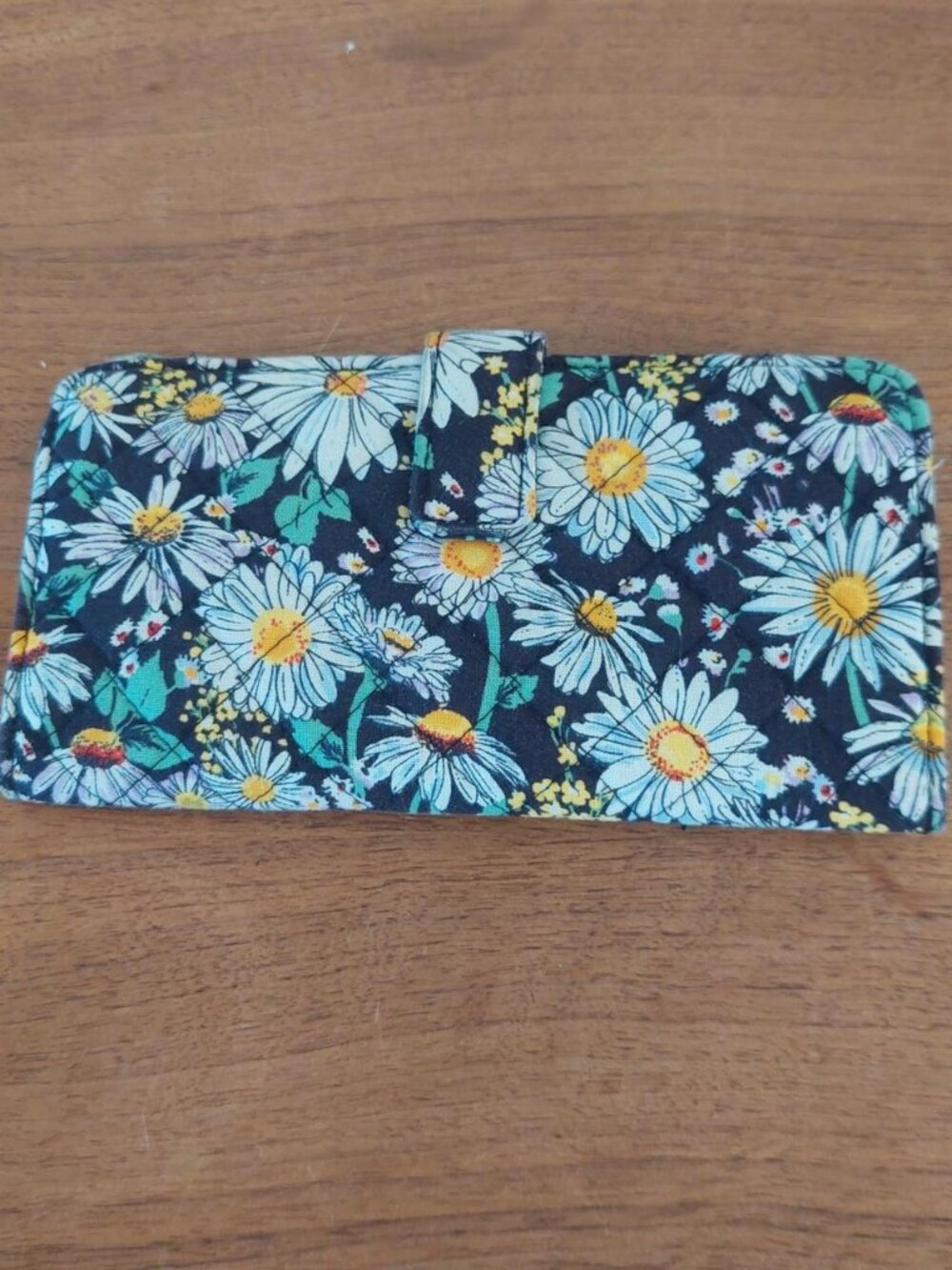 Vera Bradley Daisies White RFID Finley Small Wallet Quilted Black Daisy Bifold